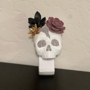 SUCCULENT SKULL WALLFLOWER PLUG IN
